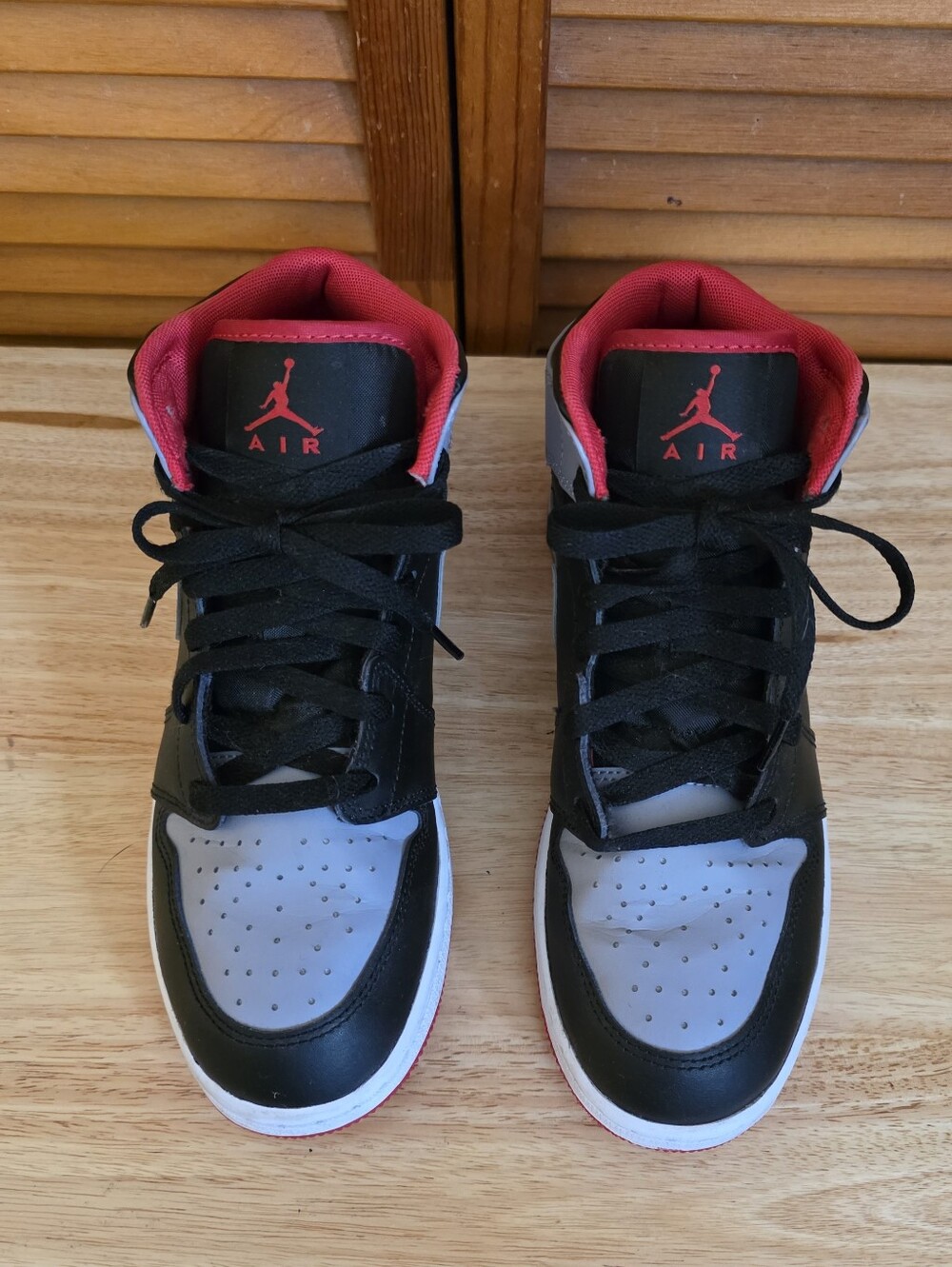 EUC Jordan 1 Mid GS Bred Shadow SZ Big Kids Size 6.5Y (Nike)